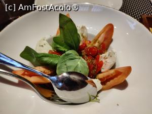 [P13] Restaurant Il Girasole; salata caprese » foto by crismis
 - 
<span class="allrVoted glyphicon glyphicon-heart hidden" id="av1515011"></span>
<a class="m-l-10 hidden" id="sv1515011" onclick="voting_Foto_DelVot(,1515011,27463)" role="button">șterge vot <span class="glyphicon glyphicon-remove"></span></a>
<a id="v91515011" class=" c-red"  onclick="voting_Foto_SetVot(1515011)" role="button"><span class="glyphicon glyphicon-heart-empty"></span> <b>LIKE</b> = Votează poza</a> <img class="hidden"  id="f1515011W9" src="/imagini/loader.gif" border="0" /><span class="AjErrMes hidden" id="e1515011ErM"></span>
