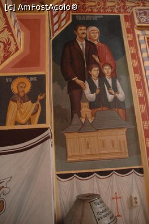 [P36] Familia omului de afaceri Constantin Comănescu (care a donat masiv în anii 90)
După aflarea de către presă a existenţei acestei fresce, el a declarat că nu a ştiut de pictură şi a cerut ştergerea sa. În locul tabloului votiv au fost pictaţi Sfinţii Împăraţi Constantin şi Elena. (Wiki) » foto by adso <span class="label label-default labelC_thin small">NEVOTABILĂ</span>