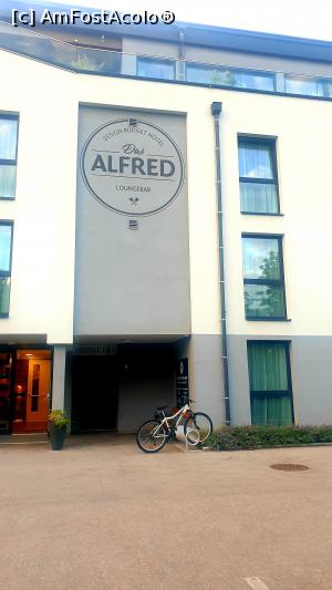 [P02] Das Alfred Hotel - o bicicleta de închiriat » foto by k-lator
 - 
<span class="allrVoted glyphicon glyphicon-heart hidden" id="av1338716"></span>
<a class="m-l-10 hidden" id="sv1338716" onclick="voting_Foto_DelVot(,1338716,27798)" role="button">șterge vot <span class="glyphicon glyphicon-remove"></span></a>
<a id="v91338716" class=" c-red"  onclick="voting_Foto_SetVot(1338716)" role="button"><span class="glyphicon glyphicon-heart-empty"></span> <b>LIKE</b> = Votează poza</a> <img class="hidden"  id="f1338716W9" src="/imagini/loader.gif" border="0" /><span class="AjErrMes hidden" id="e1338716ErM"></span>