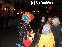 [P20] Clown in Piata de la Vorosmarty » foto by georgiana
 - 
<span class="allrVoted glyphicon glyphicon-heart hidden" id="av283863"></span>
<a class="m-l-10 hidden" id="sv283863" onclick="voting_Foto_DelVot(,283863,27814)" role="button">șterge vot <span class="glyphicon glyphicon-remove"></span></a>
<a id="v9283863" class=" c-red"  onclick="voting_Foto_SetVot(283863)" role="button"><span class="glyphicon glyphicon-heart-empty"></span> <b>LIKE</b> = Votează poza</a> <img class="hidden"  id="f283863W9" src="/imagini/loader.gif" border="0" /><span class="AjErrMes hidden" id="e283863ErM"></span>
