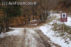 [P14] Indicatorul „Schitul Jgheaburi” ne îndeamnă să coborâm la Mănăstire » foto by mprofeanu
 - 
<span class="allrVoted glyphicon glyphicon-heart hidden" id="av1404036"></span>
<a class="m-l-10 hidden" id="sv1404036" onclick="voting_Foto_DelVot(,1404036,28367)" role="button">șterge vot <span class="glyphicon glyphicon-remove"></span></a>
<a id="v91404036" class=" c-red"  onclick="voting_Foto_SetVot(1404036)" role="button"><span class="glyphicon glyphicon-heart-empty"></span> <b>LIKE</b> = Votează poza</a> <img class="hidden"  id="f1404036W9" src="/imagini/loader.gif" border="0" /><span class="AjErrMes hidden" id="e1404036ErM"></span>