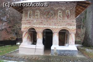 [P34] Mănăstirea Jgheaburi, Bisericuța „Nașterea Maicii Domnului”, Pridvorul deschis cu șase coloane » foto by mprofeanu
 - 
<span class="allrVoted glyphicon glyphicon-heart hidden" id="av1404056"></span>
<a class="m-l-10 hidden" id="sv1404056" onclick="voting_Foto_DelVot(,1404056,28367)" role="button">șterge vot <span class="glyphicon glyphicon-remove"></span></a>
<a id="v91404056" class=" c-red"  onclick="voting_Foto_SetVot(1404056)" role="button"><span class="glyphicon glyphicon-heart-empty"></span> <b>LIKE</b> = Votează poza</a> <img class="hidden"  id="f1404056W9" src="/imagini/loader.gif" border="0" /><span class="AjErrMes hidden" id="e1404056ErM"></span>