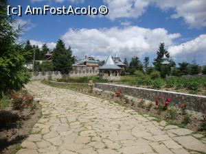 P04 [JUL-2016] În prima zi la Vintileasca am vizitat mănăstirea din poiana Muntioru. Până la acest obiectiv am mers într-o frumoasă drumeție prin pădure, pe care am prezentat-o în articolul precedent. 