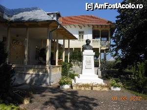 [P04] Dragosloveni - Casa memorială Alexandru Vlahuţă. În plan secund, adăugirile de după 1907.  » foto by iulianic
 - 
<span class="allrVoted glyphicon glyphicon-heart hidden" id="av465740"></span>
<a class="m-l-10 hidden" id="sv465740" onclick="voting_Foto_DelVot(,465740,28882)" role="button">șterge vot <span class="glyphicon glyphicon-remove"></span></a>
<a id="v9465740" class=" c-red"  onclick="voting_Foto_SetVot(465740)" role="button"><span class="glyphicon glyphicon-heart-empty"></span> <b>LIKE</b> = Votează poza</a> <img class="hidden"  id="f465740W9" src="/imagini/loader.gif" border="0" /><span class="AjErrMes hidden" id="e465740ErM"></span>