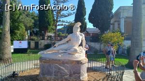 [P32] „Majestic Corfu” - grădina muzeului Achileon, statuia lui Achile pe moarte » foto by Dragoș_MD
 - 
<span class="allrVoted glyphicon glyphicon-heart hidden" id="av1508336"></span>
<a class="m-l-10 hidden" id="sv1508336" onclick="voting_Foto_DelVot(,1508336,29186)" role="button">șterge vot <span class="glyphicon glyphicon-remove"></span></a>
<a id="v91508336" class=" c-red"  onclick="voting_Foto_SetVot(1508336)" role="button"><span class="glyphicon glyphicon-heart-empty"></span> <b>LIKE</b> = Votează poza</a> <img class="hidden"  id="f1508336W9" src="/imagini/loader.gif" border="0" /><span class="AjErrMes hidden" id="e1508336ErM"></span>
