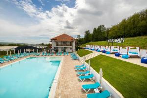 [P02] Piscina » foto by adrianaglogo <span class="label label-default labelC_thin small">NEVOTABILĂ</span>