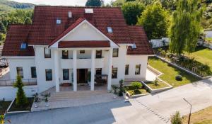 [P01] Pensiunea Virginia Gardens, corpul principal » foto by adrianaglogo <span class="label label-default labelC_thin small">NEVOTABILĂ</span>