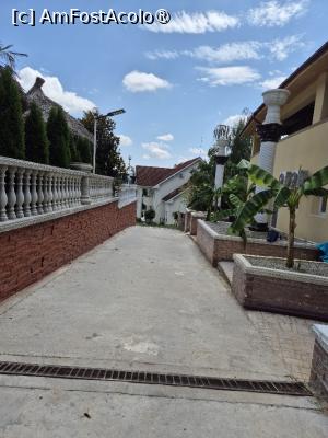 [P12] Aleea dintre corpul 2 și piscină » foto by adrianaglogo
 - 
<span class="allrVoted glyphicon glyphicon-heart hidden" id="av1538700"></span>
<a class="m-l-10 hidden" id="sv1538700" onclick="voting_Foto_DelVot(,1538700,29414)" role="button">șterge vot <span class="glyphicon glyphicon-remove"></span></a>
<a id="v91538700" class=" c-red"  onclick="voting_Foto_SetVot(1538700)" role="button"><span class="glyphicon glyphicon-heart-empty"></span> <b>LIKE</b> = Votează poza</a> <img class="hidden"  id="f1538700W9" src="/imagini/loader.gif" border="0" /><span class="AjErrMes hidden" id="e1538700ErM"></span>
