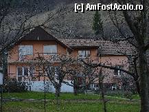 [P01 <small>[FOTO OFICIALĂ, DE PREZENTARE:] </small>] Bine ati venit in Sighisoara! 
<br />Pensiunea Sighisoara este cea mai noua unitate de cazare din Sighisoara si este situata in imediata apropiere a rezervatiei naturale Breite (la 15 min pe jos si la 5 min de drumul european E60) si a vestitei cetati medievale. Daca doriti un loc de cazare linistit, in oras dar in mijlocul naturii, pensiunea noastra va asteapta cu drag intr-un peisaj de o frumusete mai rar intalnita. Pe de o parte este dealul spre Breite iar din curtea din spate se poate admira superba Biserica Din Deal