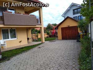 [P04 <small>[FOTO OFICIALĂ, DE PREZENTARE:] </small>] Terasa Confort, balconul Superior, parcare si zona verde,gratar