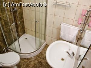 [P08 <small>[FOTO OFICIALĂ, DE PREZENTARE:] </small>] poza baie camera tripla
